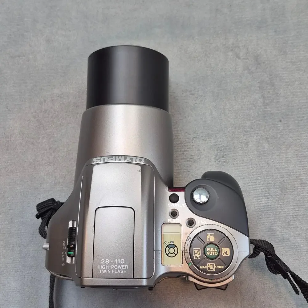 Vintage Olympus IS-30 DLX 35mm Film Camera 28-110mm Zoom Lens Quartzdate